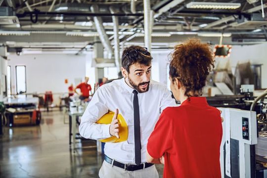 Schlechte Chefs machen nicht nur ihren Mitarbeitern das Leben schwer, sondern verpesten das Unternehmensklima. Schlechte Chefs machen nicht nur ihren Mitarbeitern das Leben schwer, sondern verpesten das Unternehmensklima.