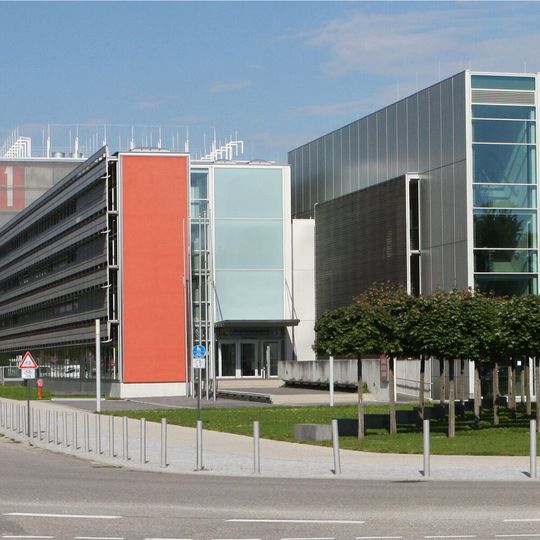 Das LRZ beheimatet unter anderem den Supercomputer "SuperMUC". Das LRZ beheimatet unter anderem den Supercomputer "SuperMUC".