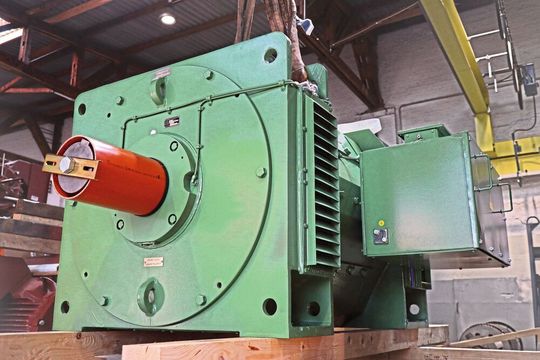 Menzel hat den Gleichstrommotor nach dem Muster eines alten Walzmotors so gebaut, dass er sowohl diesen als auch einen Haspelantrieb bei Bedarf ersetzen kann.