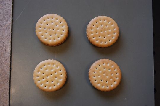Ist bei der Produktion versehentlich etwas in die Doppelkekse geraten, was nicht hinein gehört? Ist bei der Produktion versehentlich etwas in die Doppelkekse geraten, was nicht hinein gehört?