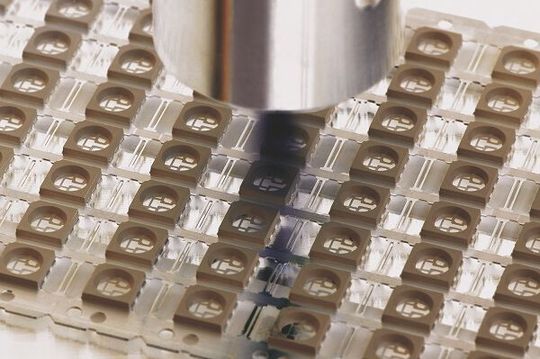 Die Plasmaoberflächenreinigung verbessert jetzt in der LED-Herstellung den Drahtbondingprozess. Die Plasmaoberflächenreinigung verbessert jetzt in der LED-Herstellung den Drahtbondingprozess.