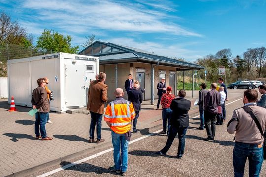 Sanitärcontainer für Lkw-Fahrer an Autobahnparkplätzen ist nur eines der zahlreichen Projekte der Initiative #LogistikHilft. Jetzt gab's dafür den Ehrenpreis der LHOF. Sanitärcontainer für Lkw-Fahrer an Autobahnparkplätzen ist nur eines der zahlreichen Projekte der Initiative #LogistikHilft. Jetzt gab's dafür den Ehrenpreis der LHOF.
