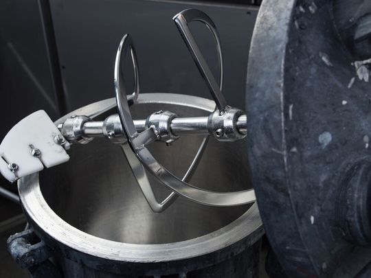 Blick in ein Rührwerk für Quarzkomposite, aus dem man Kunststein herstellen kann. Die Reinigung eines solchen Systems war bis dato heikel und umweltbelastend. Doch jetzt wird alles besser! Blick in ein Rührwerk für Quarzkomposite, aus dem man Kunststein herstellen kann. Die Reinigung eines solchen Systems war bis dato heikel und umweltbelastend. Doch jetzt wird alles besser!