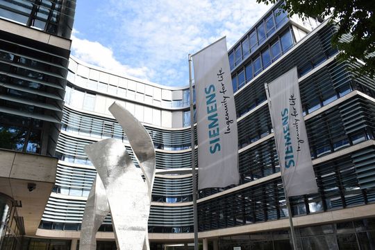 Siemens und Zeta haben eine strategische Partnerschaft für die digitale Transformation von pharmazeutischen Prozessen angekündigt. Siemens und Zeta haben eine strategische Partnerschaft für die digitale Transformation von pharmazeutischen Prozessen angekündigt.