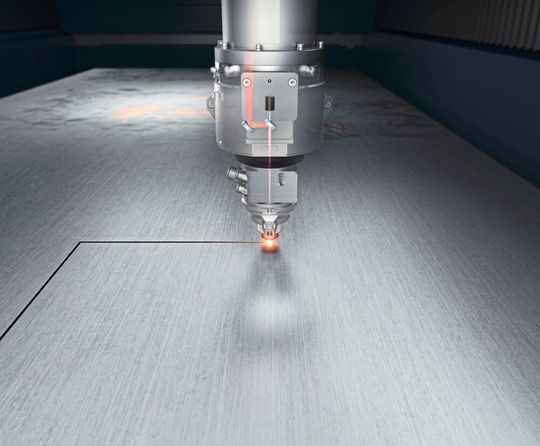 Mit der Trulaser-Serie-5000 plus Trudisk 12001 bietetTrumpf eine Laserschneidmaschine mit 12 kW Leistung. Hier der Schneidkopf mit der Funktion Active Speed Control und Kamera. Mit der Trulaser-Serie-5000 plus Trudisk 12001 bietetTrumpf eine Laserschneidmaschine mit 12 kW Leistung. Hier der Schneidkopf mit der Funktion Active Speed Control und Kamera.