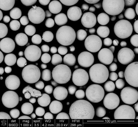Photographie de la poudre d'acier P2000 au microscope électronique.  En raison de la forme sphérique spéciale, la poudre s'écoule particulièrement bien.