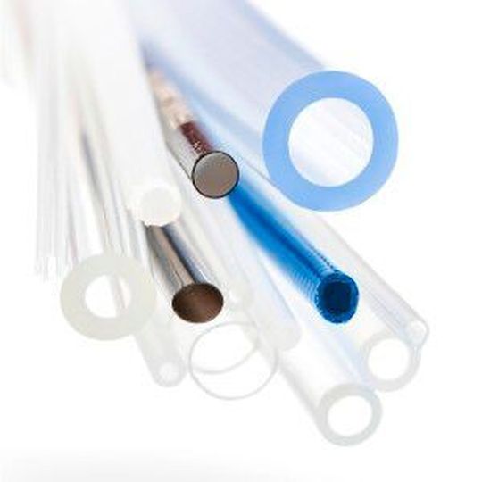 Durch einen mehrschichtigen Aufbau können die verschiedenen Eigenschaften der Layer wie bspw. Knickstabilität, Torsionsfestigkeit und Gleitreibung der gewebeverstärkten Schläuche zielgerichtet kombiniert werden. Durch einen mehrschichtigen Aufbau können die verschiedenen Eigenschaften der Layer wie bspw. Knickstabilität, Torsionsfestigkeit und Gleitreibung der gewebeverstärkten Schläuche zielgerichtet kombiniert werden.
