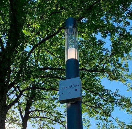 Luftmessgeräte können mit intelligenten Straßenlaternen kombiniert werden. So kann die vorhandene städtische Infrastruktur genutzt werden. Luftmessgeräte können mit intelligenten Straßenlaternen kombiniert werden. So kann die vorhandene städtische Infrastruktur genutzt werden.