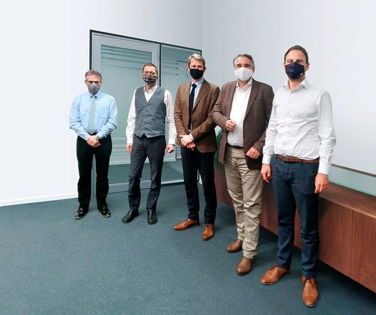 Leadec hat zum 1. November 2020 die AVI GmbH übernommen, die auf Automation und industrielle IT spezialisiert ist. Die Unternehmensvertreter beim Signing (v.l.): Veit Menges, Mirko Wittek, Frank Seifert (alle AVI), Dr. Achim Agostini, Alexandar Jakšić (beide Leadec). Leadec hat zum 1. November 2020 die AVI GmbH übernommen, die auf Automation und industrielle IT spezialisiert ist. Die Unternehmensvertreter beim Signing (v.l.): Veit Menges, Mirko Wittek, Frank Seifert (alle AVI), Dr. Achim Agostini, Alexandar Jakšić (beide Leadec).