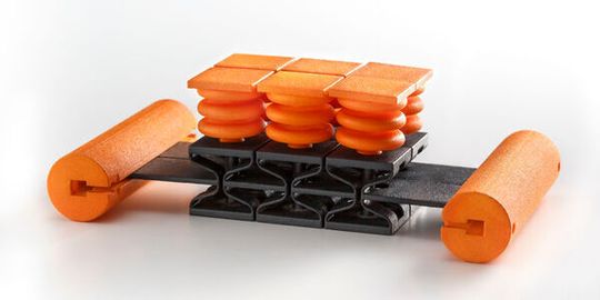Das wandelbare Material kann sich je nach Situation selbststäng ändern und beispielsweise bei einem Aufprall weich werden. Das wandelbare Material kann sich je nach Situation selbststäng ändern und beispielsweise bei einem Aufprall weich werden.