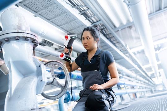 Das neue präzise sowie handgeführte Laserscansystem Zeiss-T-SCAN-hawk erfasst Messdaten in Produktionsumgebungen, Labors und an der Werkbank besonders anwendungsflexibel. Das neue präzise sowie handgeführte Laserscansystem Zeiss-T-SCAN-hawk erfasst Messdaten in Produktionsumgebungen, Labors und an der Werkbank besonders anwendungsflexibel.