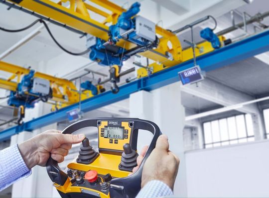 Demag DRC-JT und DRC-JT(S), die Version mit Sicherheits-Schlüsselschalter, ermöglichen die intuitive Steuerung komplexer Kranbetriebsarten. Demag DRC-JT und DRC-JT(S), die Version mit Sicherheits-Schlüsselschalter, ermöglichen die intuitive Steuerung komplexer Kranbetriebsarten.