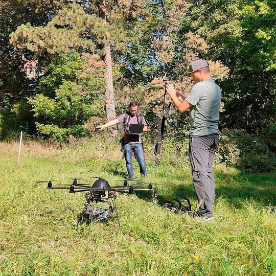 Eine abflugbereite Drohne für die Feldtests im Waldmonitoring Eine abflugbereite Drohne für die Feldtests im Waldmonitoring