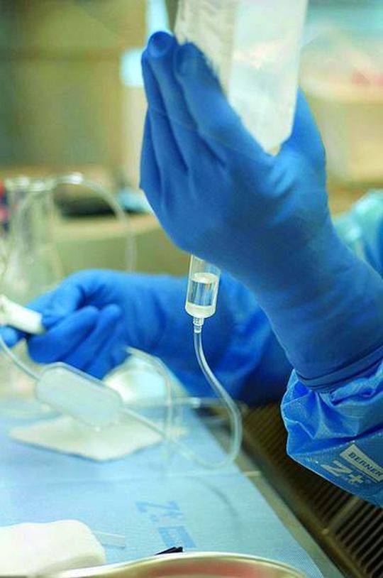 1 Die Herstellung von Infusionslösungen erfolgt zum großen Teil in speziellen Reinräumen. 1 Die Herstellung von Infusionslösungen erfolgt zum großen Teil in speziellen Reinräumen.