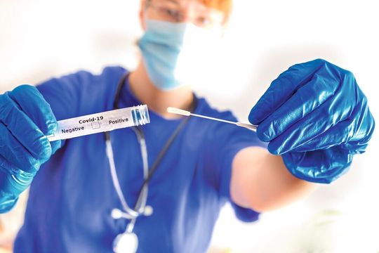 Einige Arbeitgeber bieten für Mitarbeiter Corona-Schnelltests an. Einige Arbeitgeber bieten für Mitarbeiter Corona-Schnelltests an.