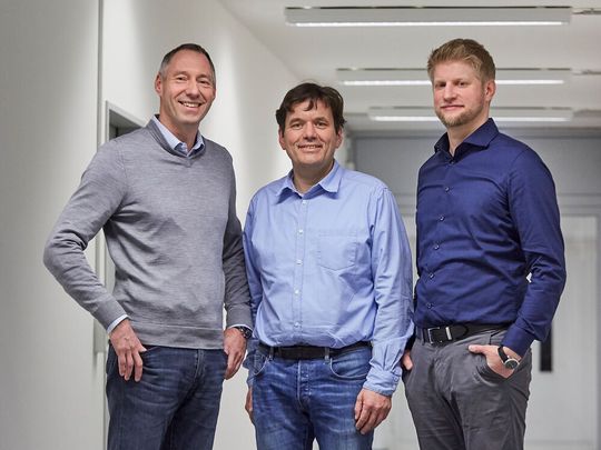 Innovationspreis für neuartiges Brandschutzgel für Glas! Die Preiträgerteam v.l.: Dr. Holger Wack und Damian Hintemann (Fraunhofer UMSICHT) nebst Thomas Baus (Hörmann KG Glastechnik). Innovationspreis für neuartiges Brandschutzgel für Glas! Die Preiträgerteam v.l.: Dr. Holger Wack und Damian Hintemann (Fraunhofer UMSICHT) nebst Thomas Baus (Hörmann KG Glastechnik).