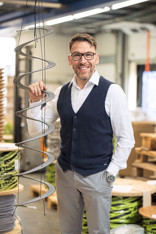 "Gewebebandkabel sind so spannend und vielseitig, dass sich fast automatisch die Frage stellt: warum nicht das nächste Mal textil? Ich bin gespannt, wie lange verwebte Kabelsysteme noch unter der Rubrik ‚Geheimtipp’ laufen. Sie haben eindeutig das Zeug für mehr", sagt Thomas Schmidt, Connectivity-Spezialist bei TKD Kabel.