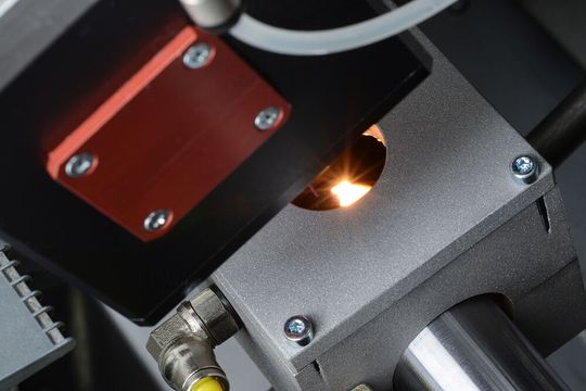 Blick auf die bewegliche Einhausung für das EW2C-Verfahren des Fraunhofer-IPT. Weil man Schutzgas so effektiv nutzen kann, steigt die Prozessqualität, heißt es.