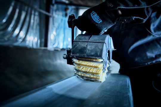 Mit diesem Bürstensystem habe Tyrolit die schleiftechnische Oberflächenbearbeitung für viele Nachfolgeprozesse revolutioniert. Tyrolit Power heißt das Ganze... Mit diesem Bürstensystem habe Tyrolit die schleiftechnische Oberflächenbearbeitung für viele Nachfolgeprozesse revolutioniert. Tyrolit Power heißt das Ganze...