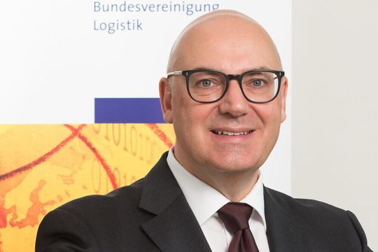 Prof. Raimund Klinkner wurde für sein besonderes Engagement in der Logistik geehrt. Prof. Raimund Klinkner wurde für sein besonderes Engagement in der Logistik geehrt.