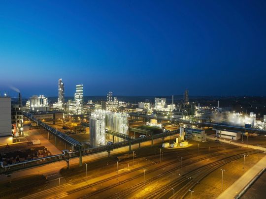 Am Standort Nünchritz produziert Wacker Silicone und Polysilicium. Von 2022 an wird der Chemiekonzern dort auch Hybridpolymere für Kleb- und Dichtstoffe herstellen. Am Standort Nünchritz produziert Wacker Silicone und Polysilicium. Von 2022 an wird der Chemiekonzern dort auch Hybridpolymere für Kleb- und Dichtstoffe herstellen.