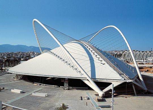 In einem Arbeitsgang: Für das Velodrom in Athen brachte der mobile Walzprofilierer von Ortic lange Metallprofile direkt auf der Baustelle in Form. In einem Arbeitsgang: Für das Velodrom in Athen brachte der mobile Walzprofilierer von Ortic lange Metallprofile direkt auf der Baustelle in Form.