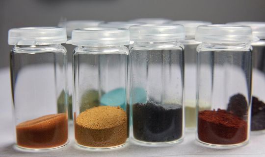 Heterogene Katalysatoren werden oft in Pulverform eingesetzt. Nach der Reaktion kann dieses dann zu Boden sinken, was die Abtrennung des Katalysators stark vereinfacht. Heterogene Katalysatoren werden oft in Pulverform eingesetzt. Nach der Reaktion kann dieses dann zu Boden sinken, was die Abtrennung des Katalysators stark vereinfacht.