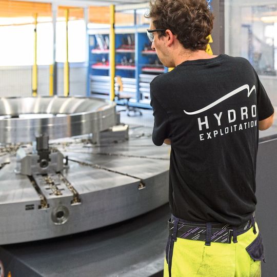 Blick in das neue Fräs-Drehzentrum Correa Axia mit zwei Bearbeitungstischen, wo einer als Rundtisch ausgeführt und für Fräs-Drehbearbeitungen ausgelegt ist. Blick in das neue Fräs-Drehzentrum Correa Axia mit zwei Bearbeitungstischen, wo einer als Rundtisch ausgeführt und für Fräs-Drehbearbeitungen ausgelegt ist.