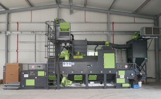 Oftec Oberflächentechnik bietet für eine bessere Bauteilreinigung im Großserienmaßstab jetzt Entfetten plus Strahlen in einer am Standort Hagenbach befindlichen Drahtgurt-Strahlanlage an. Oftec Oberflächentechnik bietet für eine bessere Bauteilreinigung im Großserienmaßstab jetzt Entfetten plus Strahlen in einer am Standort Hagenbach befindlichen Drahtgurt-Strahlanlage an.