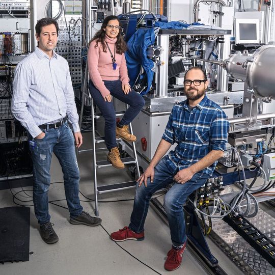 Mirko Holler, Ana Diaz, Manuel Guizar Sicairos an der cSAXS (von links). Mirko Holler, Ana Diaz, Manuel Guizar Sicairos an der cSAXS (von links).