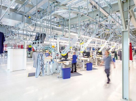 Bei Mewa wurde schon früh darauf gesetzt die Abläufe für Anwender, Bediener und Führungskräfte in den Betrieben mithilfe digitaler Technologien sichtbar zu machen. Bei Mewa wurde schon früh darauf gesetzt die Abläufe für Anwender, Bediener und Führungskräfte in den Betrieben mithilfe digitaler Technologien sichtbar zu machen.