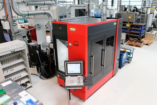In the new production hall of Fuchshofer Präzisionstechnik, the Kern Micro HD not only occupies visually a special position – right in the center and a bright red color. Technically, it also represents the extreme of high-precision five-axis milling of small parts. In the new production hall of Fuchshofer Präzisionstechnik, the Kern Micro HD not only occupies visually a special position – right in the center and a bright red color. Technically, it also represents the extreme of high-precision five-axis milling of small parts.