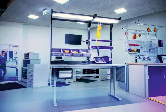 Für die Montage bietet Hahn+Kolb innovative Systemarbeitsplätze, die dank Aufbau und Funktionalität die hohen Ansprüche an die Ergonomie auch in der zukünftigen Fertigungsumgebung erfüllen. Für die Montage bietet Hahn+Kolb innovative Systemarbeitsplätze, die dank Aufbau und Funktionalität die hohen Ansprüche an die Ergonomie auch in der zukünftigen Fertigungsumgebung erfüllen.