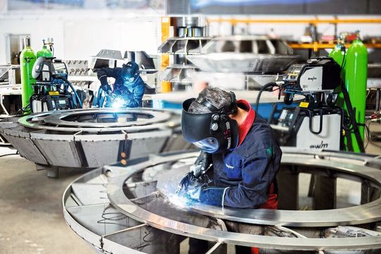 Bei der dekompakten Titan XQ puls sind zwei Drahtvorschubgeräte und zwei Gasflaschen möglich. Das macht das Arbeiten am Bauteil einfacher. Der Schweißer greift sich einfach den anderen Brenner und kann so unterschiedliche Lagen mit verschiedenen Schweißdrähten und Schweißgasen schweißen. Bei der dekompakten Titan XQ puls sind zwei Drahtvorschubgeräte und zwei Gasflaschen möglich. Das macht das Arbeiten am Bauteil einfacher. Der Schweißer greift sich einfach den anderen Brenner und kann so unterschiedliche Lagen mit verschiedenen Schweißdrähten und Schweißgasen schweißen.