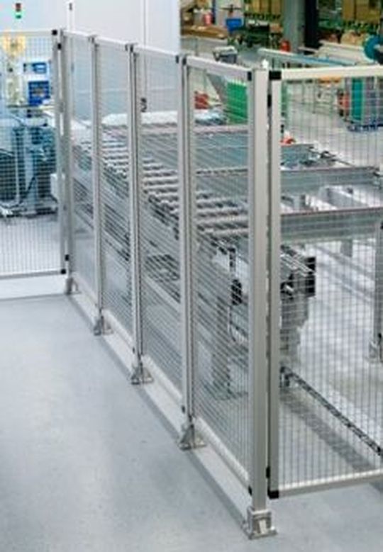 Robust und zweckmäßig: Ein Schutzzaun aus Aluminiumprofilpfosten und Flächenelementen als Wellengitter. Robust und zweckmäßig: Ein Schutzzaun aus Aluminiumprofilpfosten und Flächenelementen als Wellengitter.