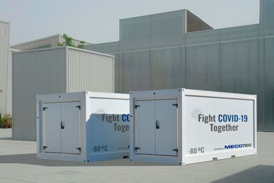 Der Transport- und Lagercontainer von Mecotec verfügt über ein Tiefst-Kühllager mit circa 13 m³ Volumen bei einer Lagertemperatur von bis zu -80 °C. Bis zu 1 Mio. Impfdosen finden darin Platz. Der Transport- und Lagercontainer von Mecotec verfügt über ein Tiefst-Kühllager mit circa 13 m³ Volumen bei einer Lagertemperatur von bis zu -80 °C. Bis zu 1 Mio. Impfdosen finden darin Platz.