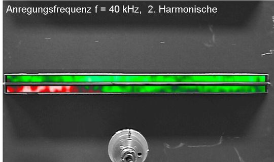 Sicht auf eine akustisch untersuchte Verklebung mit farblicher Darstellung von Problembereichen (rot).