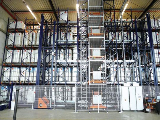 Das automatische Kompaktlager leistet mit seinem Vertikalförderer und je einem Truck-Shuttle-System pro Regalebene bis zu 25 Doppelspiele pro Stunde.Bilder: SMB Logistics Das automatische Kompaktlager leistet mit seinem Vertikalförderer und je einem Truck-Shuttle-System pro Regalebene bis zu 25 Doppelspiele pro Stunde.Bilder: SMB Logistics
