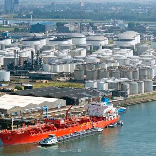 Conoco Phillips Skandinavia is operator of the license with 65 % working interest and Pgnig Upstream Norway holds 35 % working interest. Conoco Phillips Skandinavia is operator of the license with 65 % working interest and Pgnig Upstream Norway holds 35 % working interest.
