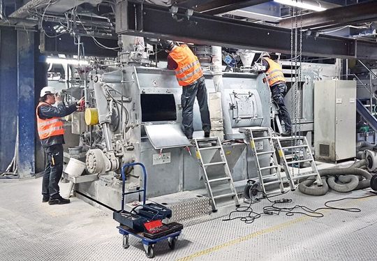 800.000 Tonnen Baustoffe hat der Mischer vom Typ DBE bei Sika bereits gemischt. Nach einer Rundumerneuerung steht er nun wieder bereit für neue Aufgaben. 800.000 Tonnen Baustoffe hat der Mischer vom Typ DBE bei Sika bereits gemischt. Nach einer Rundumerneuerung steht er nun wieder bereit für neue Aufgaben.