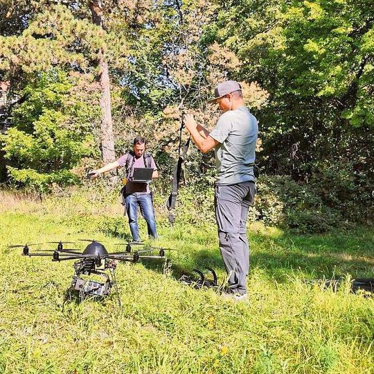 Mithilfe einer Drohne sammeln Forscher Daten über den Waldbestand. Im Projekt fließen auch Daten aus öffentlichen Quellen ein. Mithilfe einer Drohne sammeln Forscher Daten über den Waldbestand. Im Projekt fließen auch Daten aus öffentlichen Quellen ein.