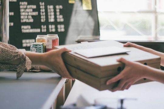 Um den ROI im Marketing messbar machen zu können, sollten die Arbeit von Vertrieb und Marketing Hand in Hand gehen. Um den ROI im Marketing messbar machen zu können, sollten die Arbeit von Vertrieb und Marketing Hand in Hand gehen.