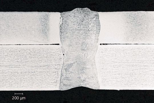 Artungleiche Schweißverbindung zwischen einem pressgehärteten, martensitischen Chromstahl (oben, 0,9 mm dick) und einem Hochmanganstahl (unten, 1,2 mm dick).