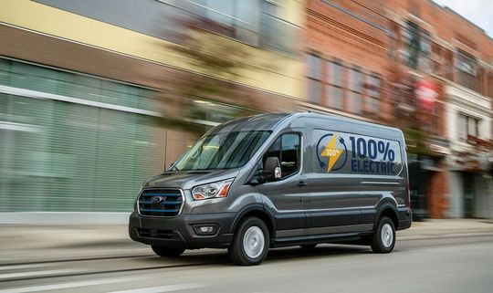 Die Nutzlast des E-Transit beträgt bei den Kastenwagen-Modellen bis zu 1.616 Kilogramm, bei den Fahrgestellen bis zu 1.967 Kilogramm. Die Nutzlast des E-Transit beträgt bei den Kastenwagen-Modellen bis zu 1.616 Kilogramm, bei den Fahrgestellen bis zu 1.967 Kilogramm.