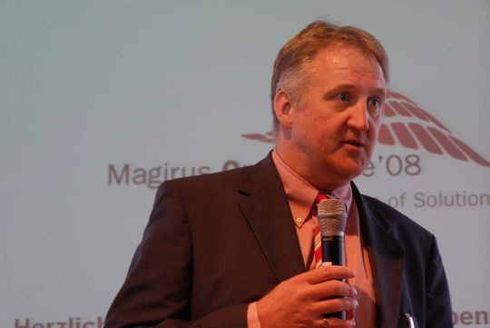 Axel Feldhoff, Vorstand von Magirus, begrüßt die Gäste zur »Open House 2008«. Axel Feldhoff, Vorstand von Magirus, begrüßt die Gäste zur »Open House 2008«.