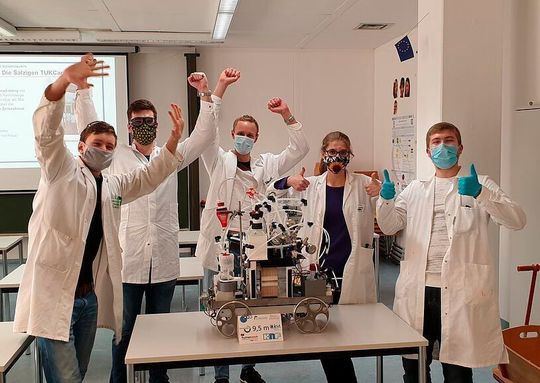 Das Chemcar der „Salzigen TUK Cars“ präsentiert den ersten Einsatz einer Säure-Base Flussbatterie als Antriebsquelle in einem Fahrzeug und feiert zugleich die Premiere der Technischen Universität Kaiserslautern beim Chemcar-Wettbewerb. Das Chemcar der „Salzigen TUK Cars“ präsentiert den ersten Einsatz einer Säure-Base Flussbatterie als Antriebsquelle in einem Fahrzeug und feiert zugleich die Premiere der Technischen Universität Kaiserslautern beim Chemcar-Wettbewerb.
