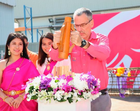 Projektleiter Udo Junge schlägt neun Stück heiliges Holz in den Boden – eine thailändische Tradition, die der künftigen Produktionsanlage Schutz und Glück bieten soll. Projektleiter Udo Junge schlägt neun Stück heiliges Holz in den Boden – eine thailändische Tradition, die der künftigen Produktionsanlage Schutz und Glück bieten soll.