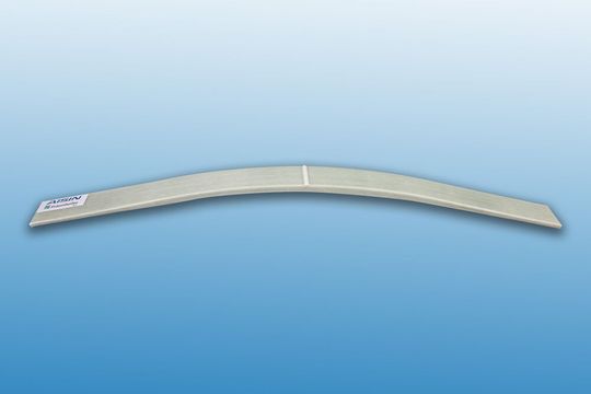 Die Weiterentwicklung des T-RTM Verfahrens am ICT ermöglicht es, nun in einem prozessstabilen Vorgang faserverstärkte Kunststoffbauteile, wie diese Blattfeder, produktiv herzustellen.