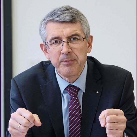 Wir halten unsere Belegschaft vollständig zusammen. Wir halten unsere Belegschaft vollständig zusammen.