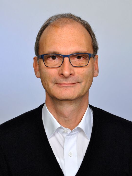 Prof. Dr.-Ing. Elias Klemm, Universität Stuttgart, wird mit der Dechema-Medaille ausgezeichnet. Prof. Dr.-Ing. Elias Klemm, Universität Stuttgart, wird mit der Dechema-Medaille ausgezeichnet.